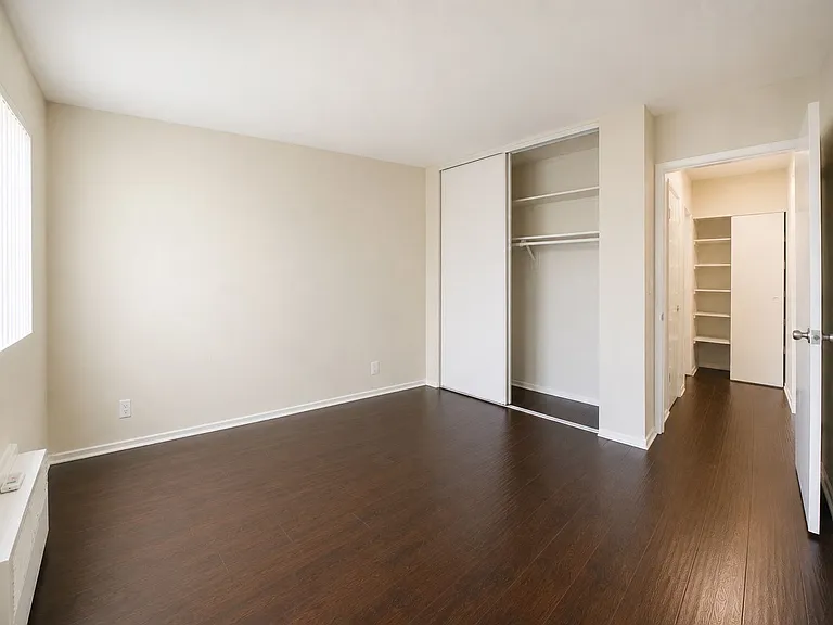 Reseda Gardens Apartments — Photo 13