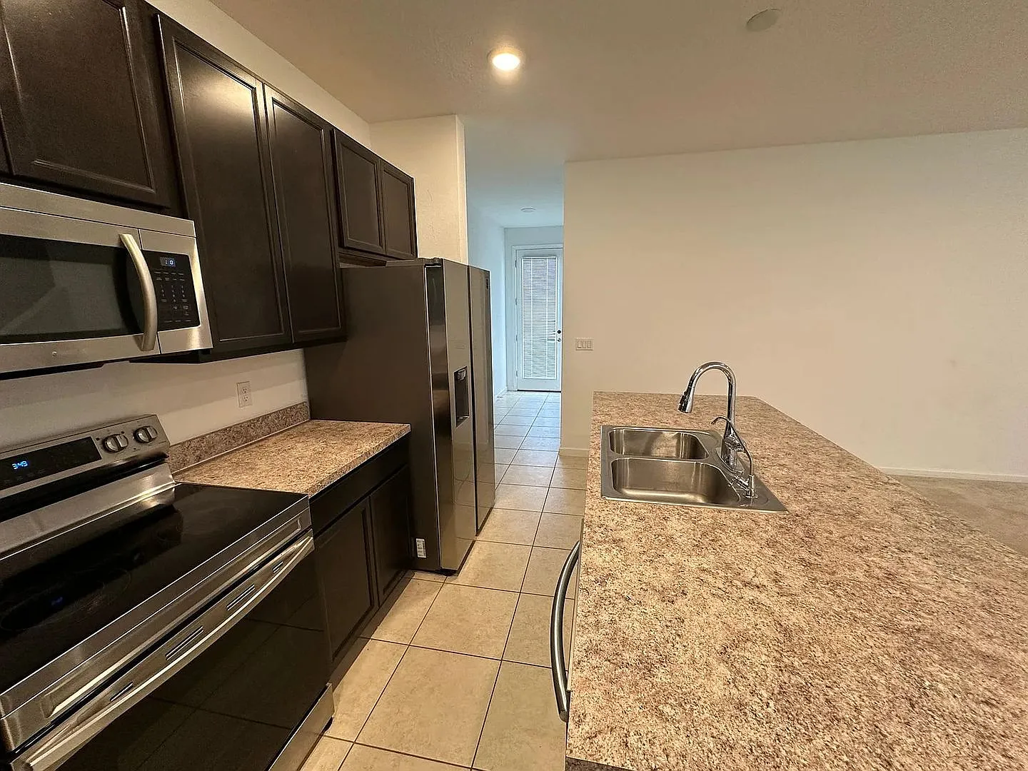 4 beds 2.5 baths single family — Photo 3