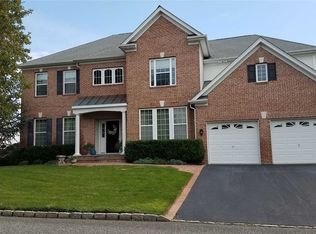 4 Pinehurst Dr, Mount Sinai, NY 11766