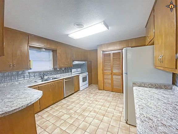 5th image of 220 W Saint Anne Pl