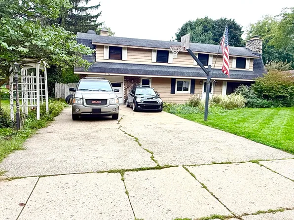 650 1st St, Lake Odessa, MI 48849