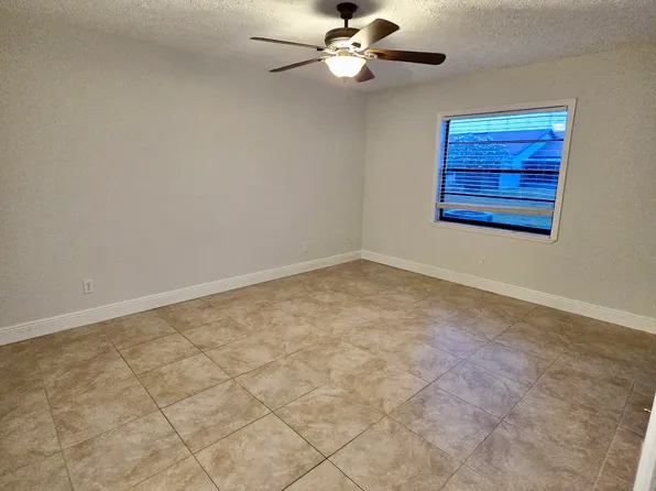 6006 Indrio Rd #B8, Fort Pierce, FL 34951