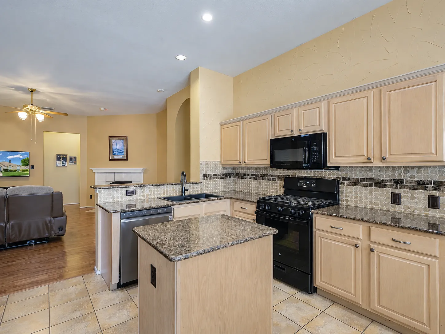 3 bed, 1865 sqft, $2,500 — Photo 4