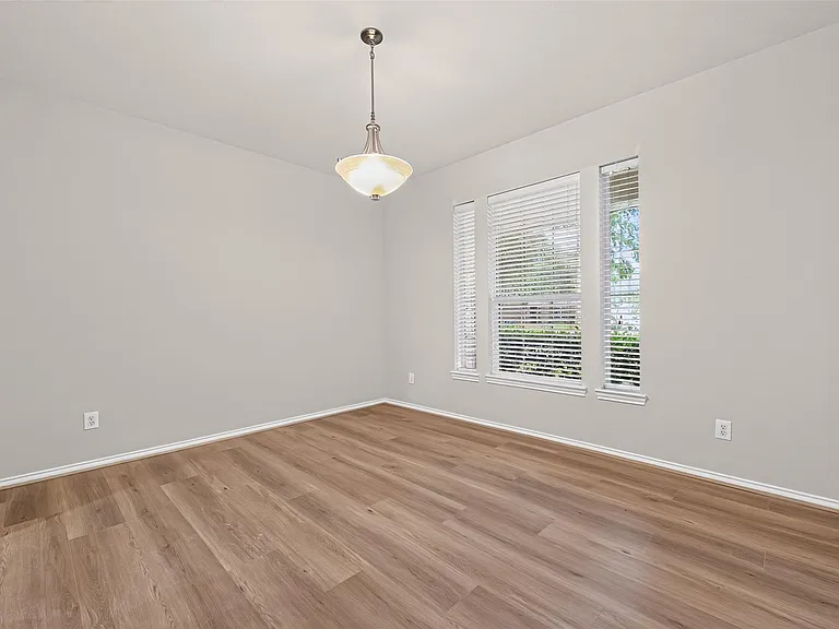 1807 Katlyn Ln — Photo 11