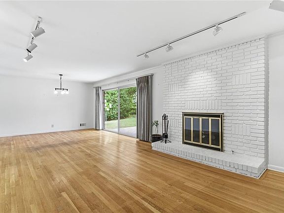 2nd image of 955 Vistavia Cir