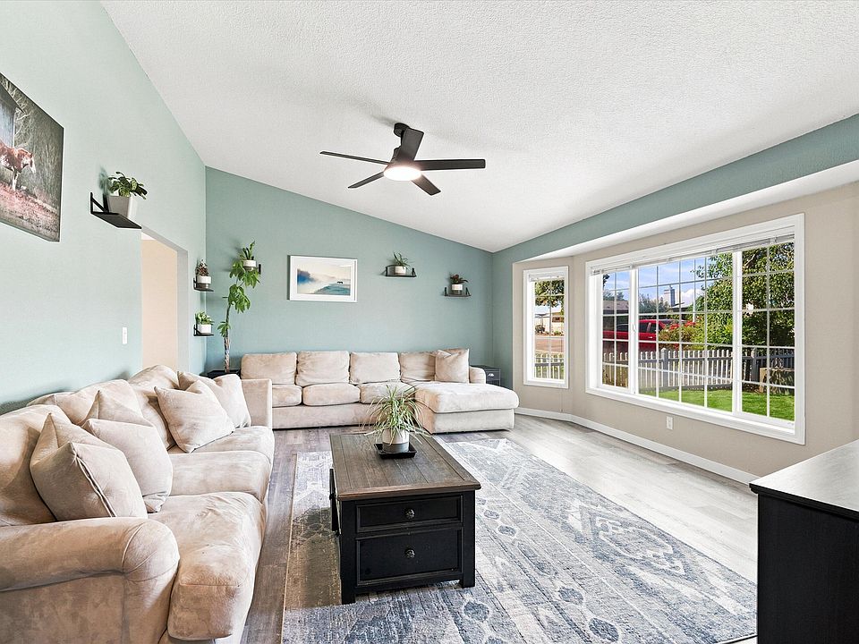 1st image of 629 Glenn Way
