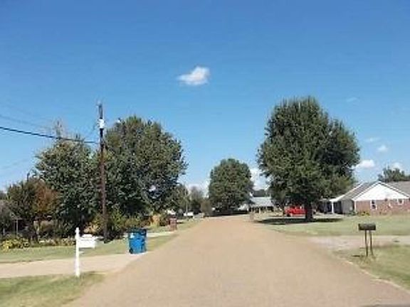 Exterior Neighborhood (street photo)