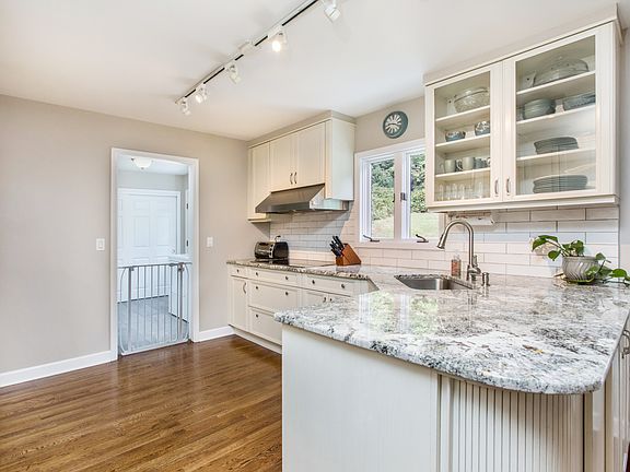 5th image of 537 Revere Dr