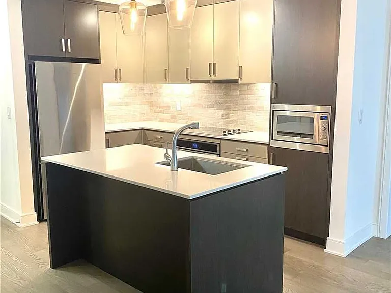 1575 Lakeshore Rd W #335 — Photo 1