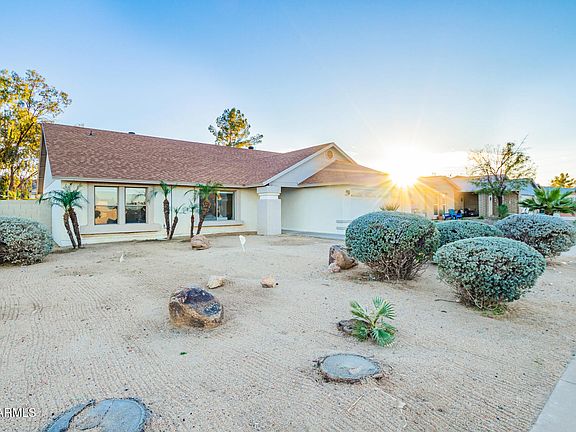 3rd image of 915 W DIAMOND Drive