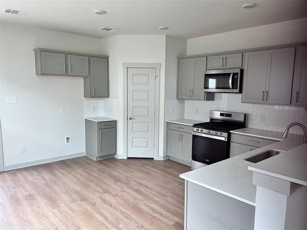 3 bed, 2.5 bath, 1813 sqft, $1,999 — Photo 3