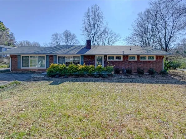 3160 Briarcliffe Rd, Winston Salem, NC 27106