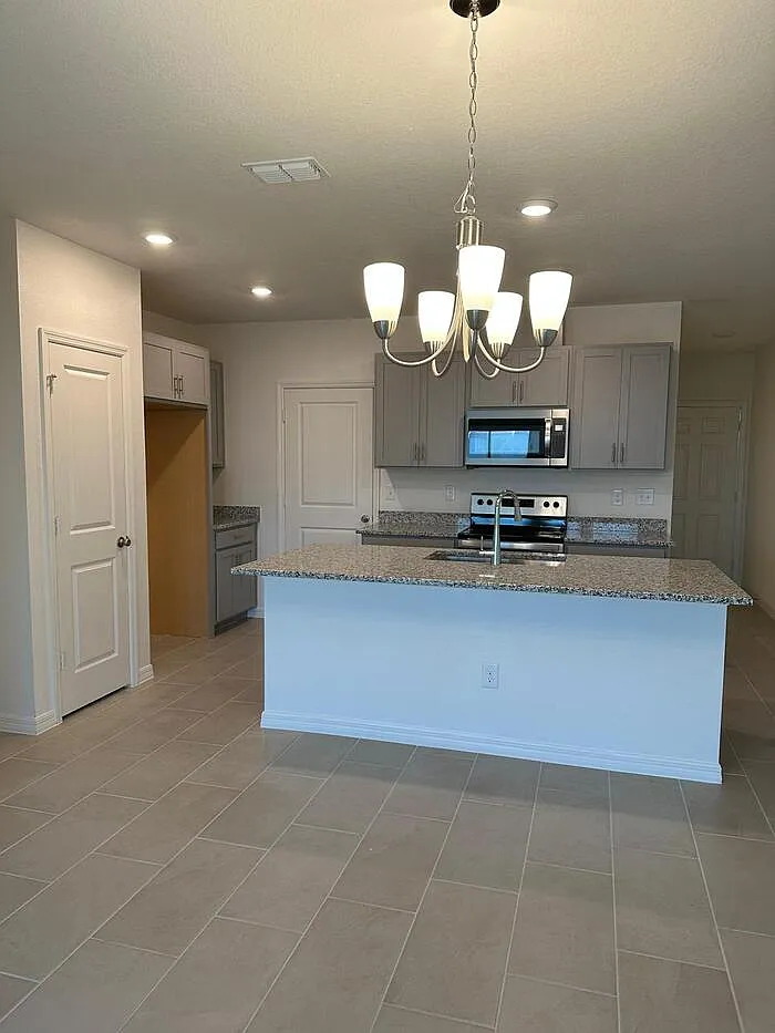 3 bed, 2.5 bath, 1418 sqft, $2,200 — Photo 3