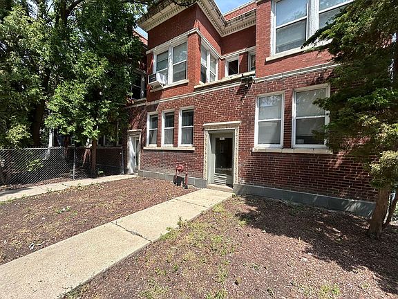 2nd image of 2554 W Eastwood Ave #1