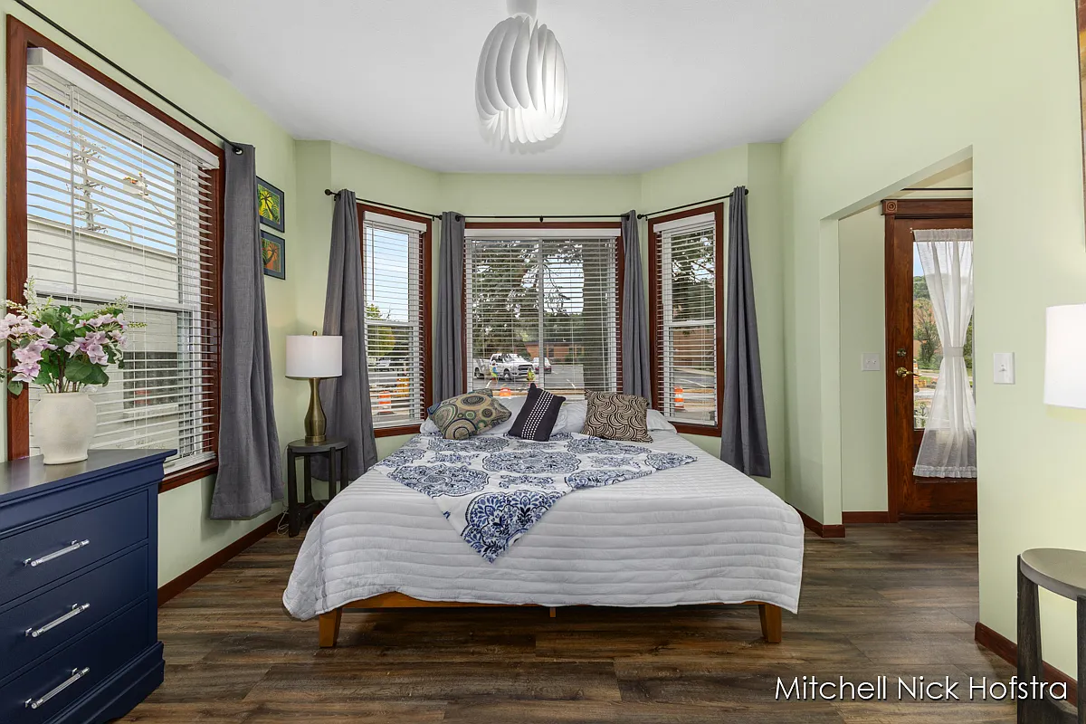 Building Photo - 941 Leonard St NW #1