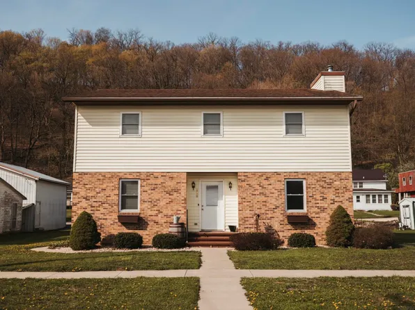 202 2nd St SW, Elkader, IA 52043