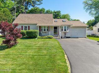 13 Saratoga Dr, Glenville, NY 12302