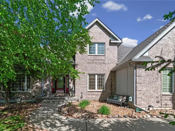 15733 Pine Cir, Basehor, KS 66007