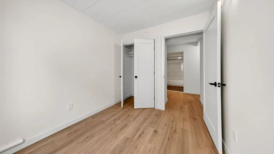 3 bed, 1000 sqft, $3,544 — Photo 2