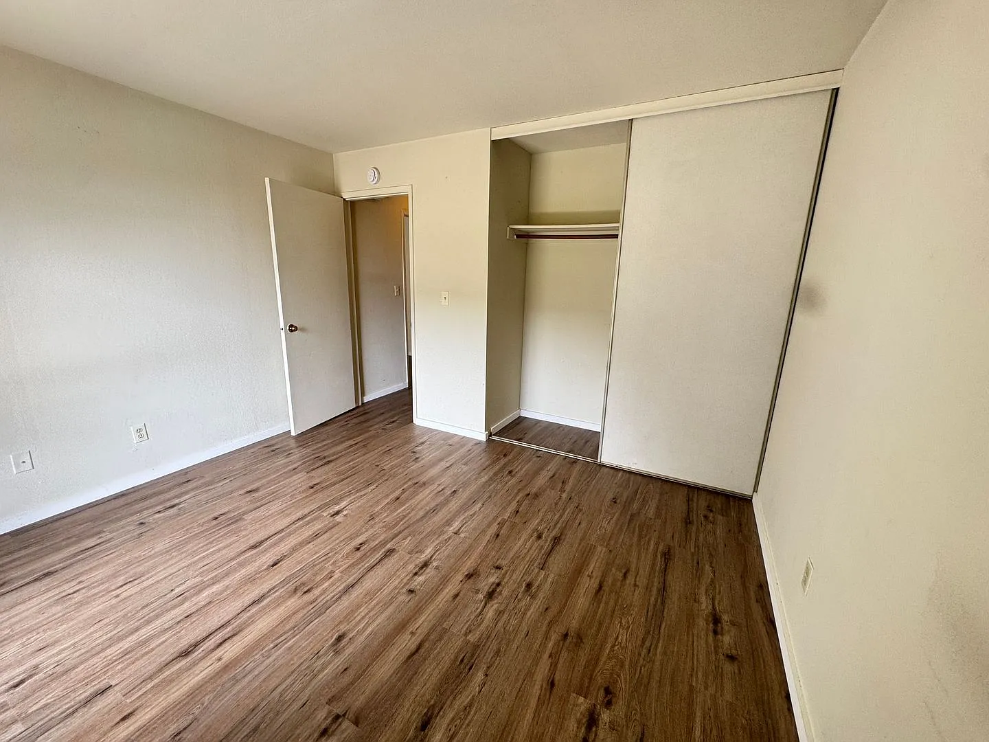 One Bedroom Condo Available in Watergate Community/Emeryville! — Photo 3