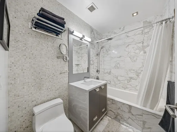 46-30 Center Boulevard image 12 of 31