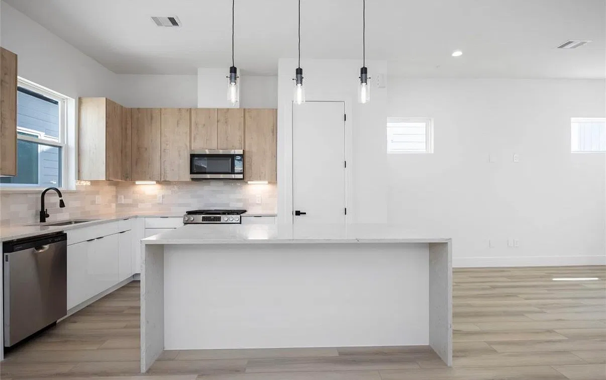 6737 Peerless St — Photo 3