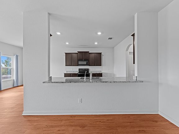 5th image of 632 Greenway Trl