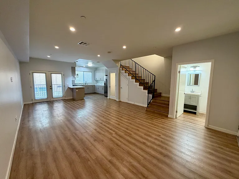 22425 Del Valle St #3 — Photo 2