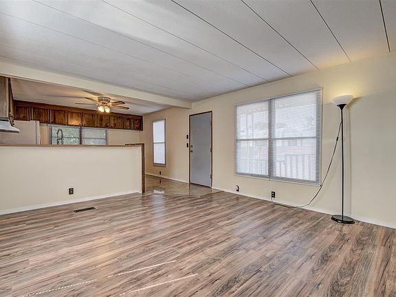 3rd image of 918 Empire Dr