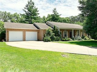 801 Aker Dr, Altamont, IL 62411