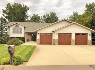 1624 7th Ave SW, Dickinson, ND 58601