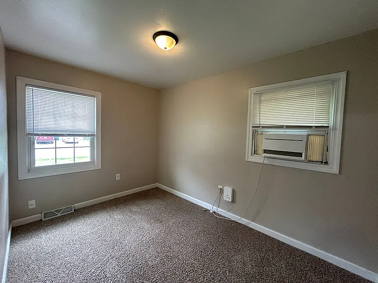 210 8th St E — Photo 9