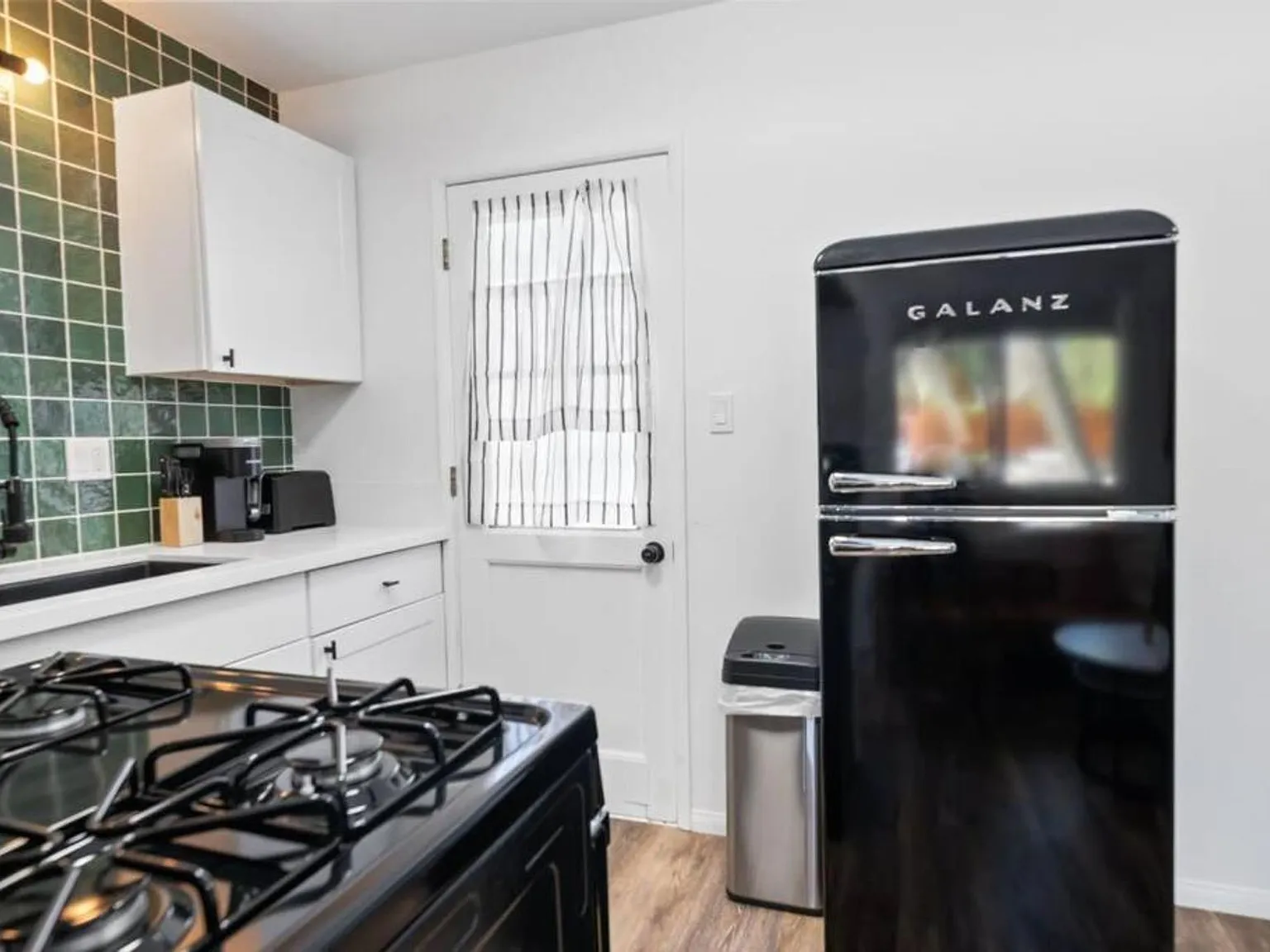 Cozy, Fully Furnished, One Bedroom One Bathroom Rental Minutes Away from the Big Bear Lake Front! — Photo 1