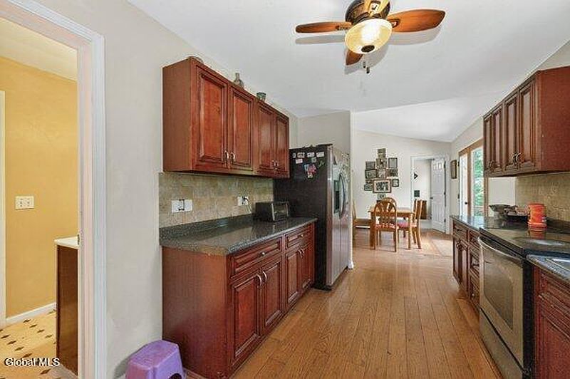 5th image of 25 Hawthorne Hill Road