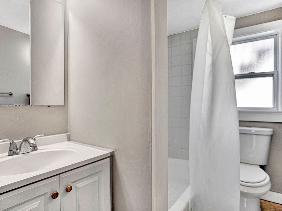 1st image of 205 11th Ave N #2