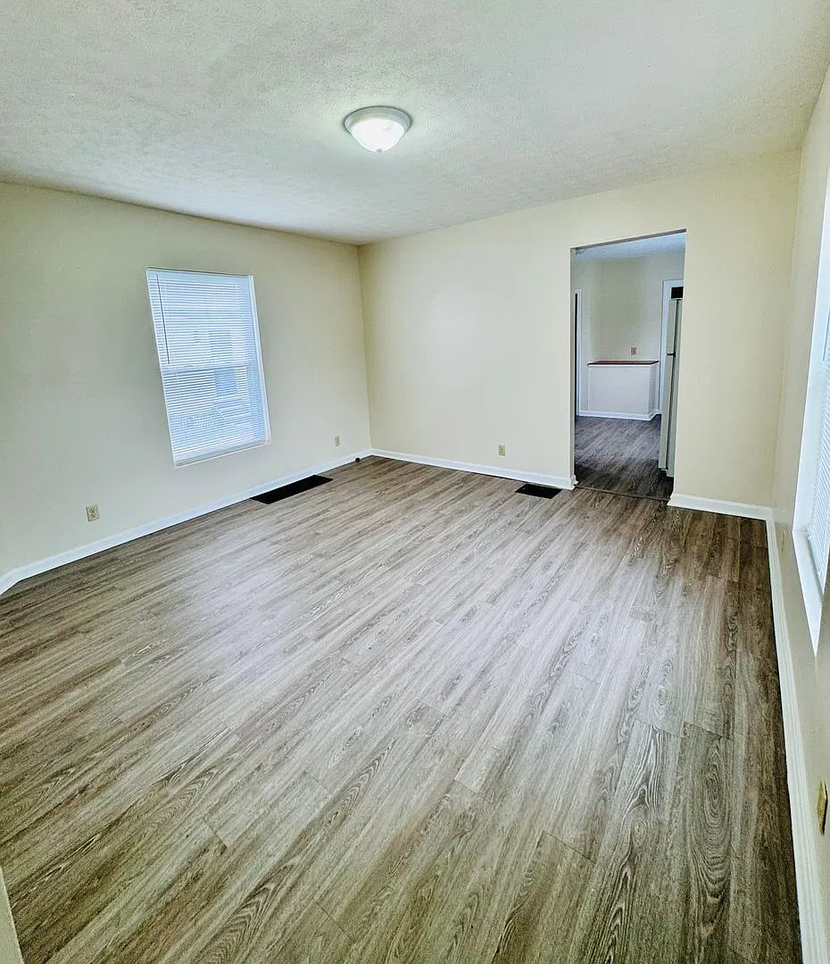 Like new with 2 car garage! Prequalified showings only! — Photo 2