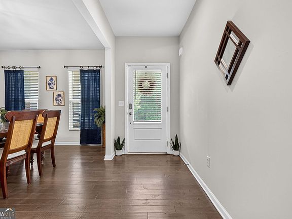 4th image of 155 Woodford Dr
