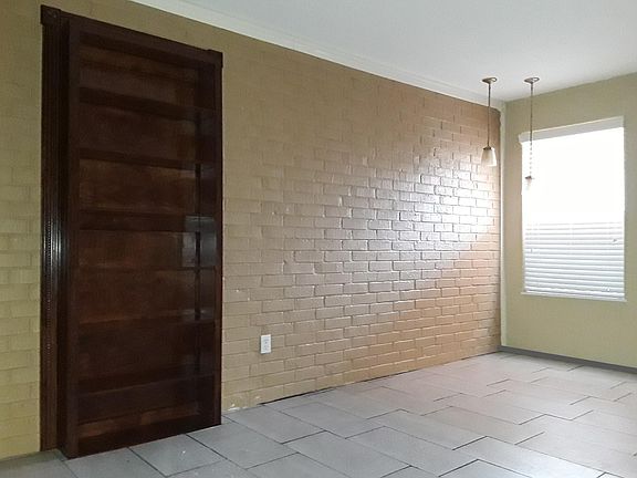 The nice Bookshelf separates the Living and Dining area.