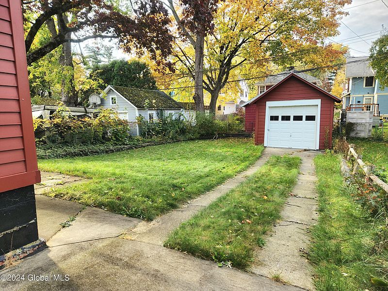 3rd image of 823 Woodland Avenue