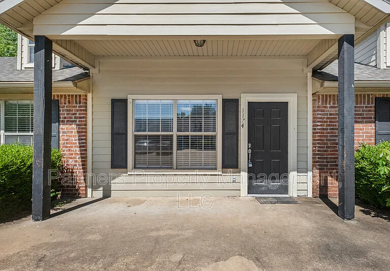 1174 W Hendrix St — Photo 1