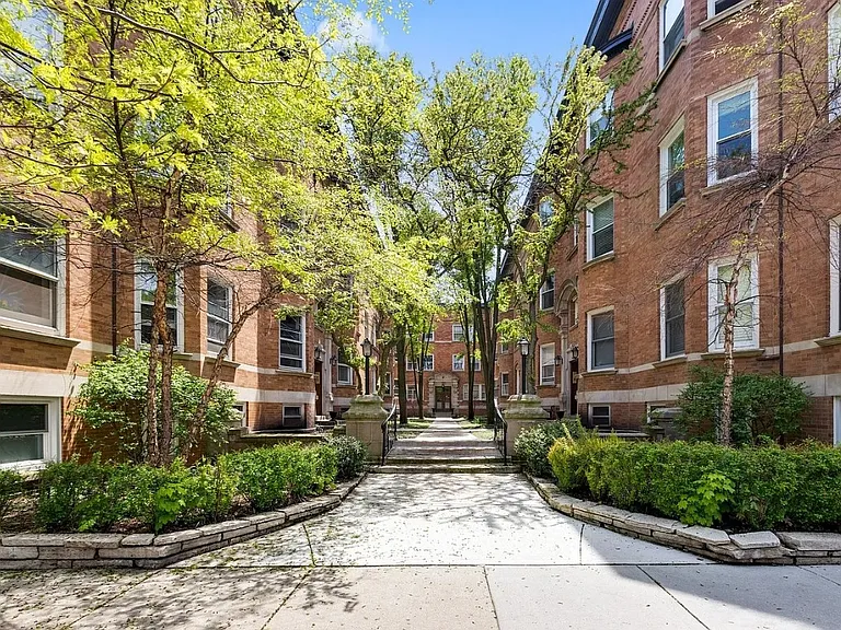 W Barry Ave — Photo 1