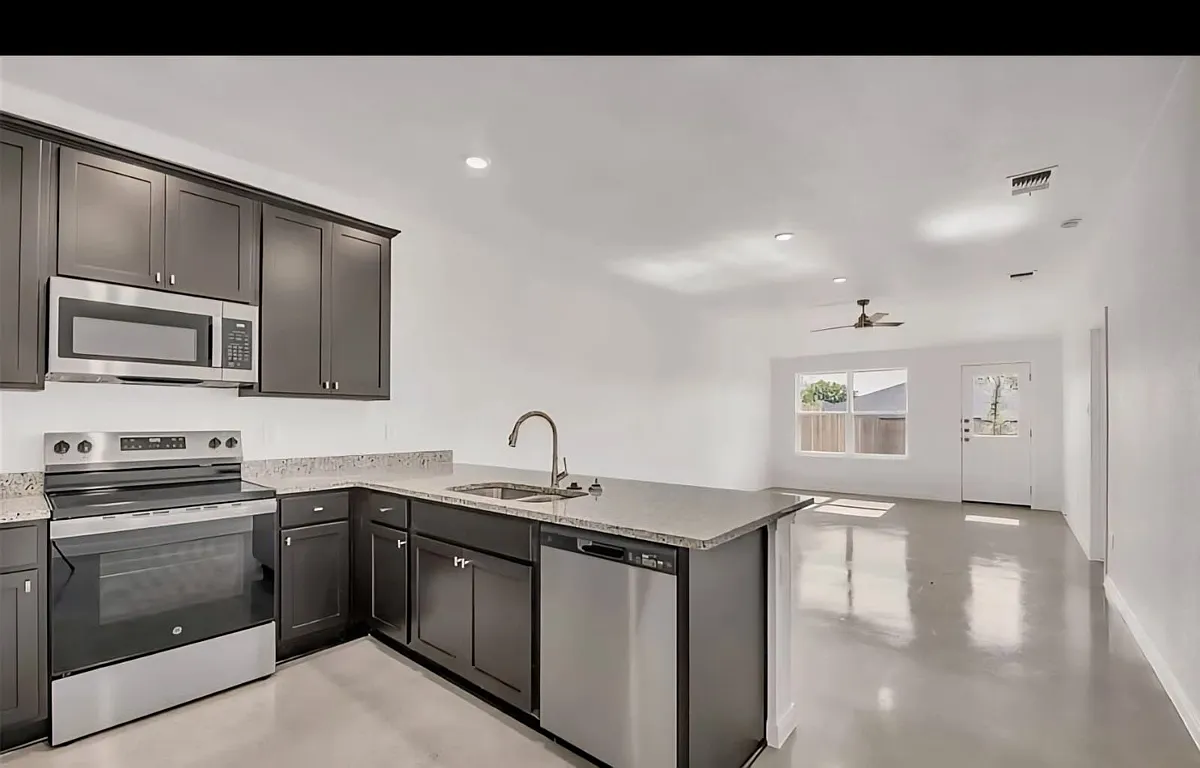 Building Photo - 912 Switchgrass Dr #UNITB