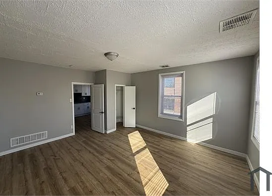 2 bed, 1000 sqft, $1,800 — Photo 3