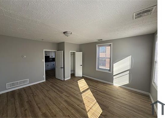 3rd image of 4670 James St Floor 2