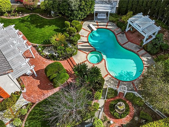 4th image of 980 S Rutgers Cir