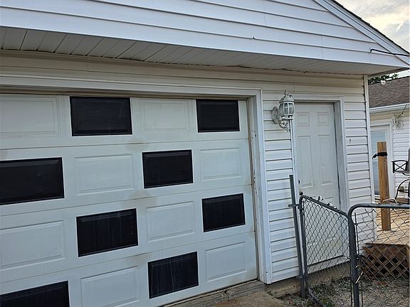 3rd image of 404 Pinewood Ave