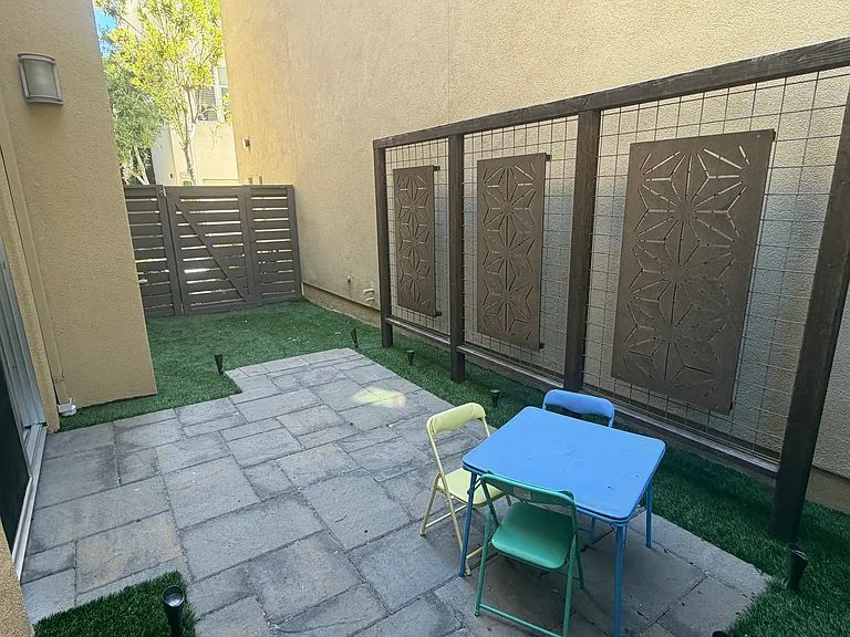 Ground floor side yard