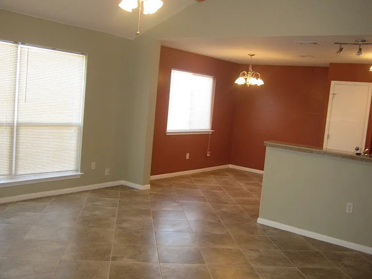 512 E Walker Ave — Photo 2
