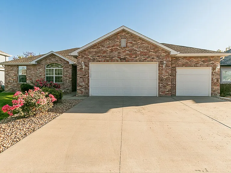 6708 Sage Ave — Photo 1