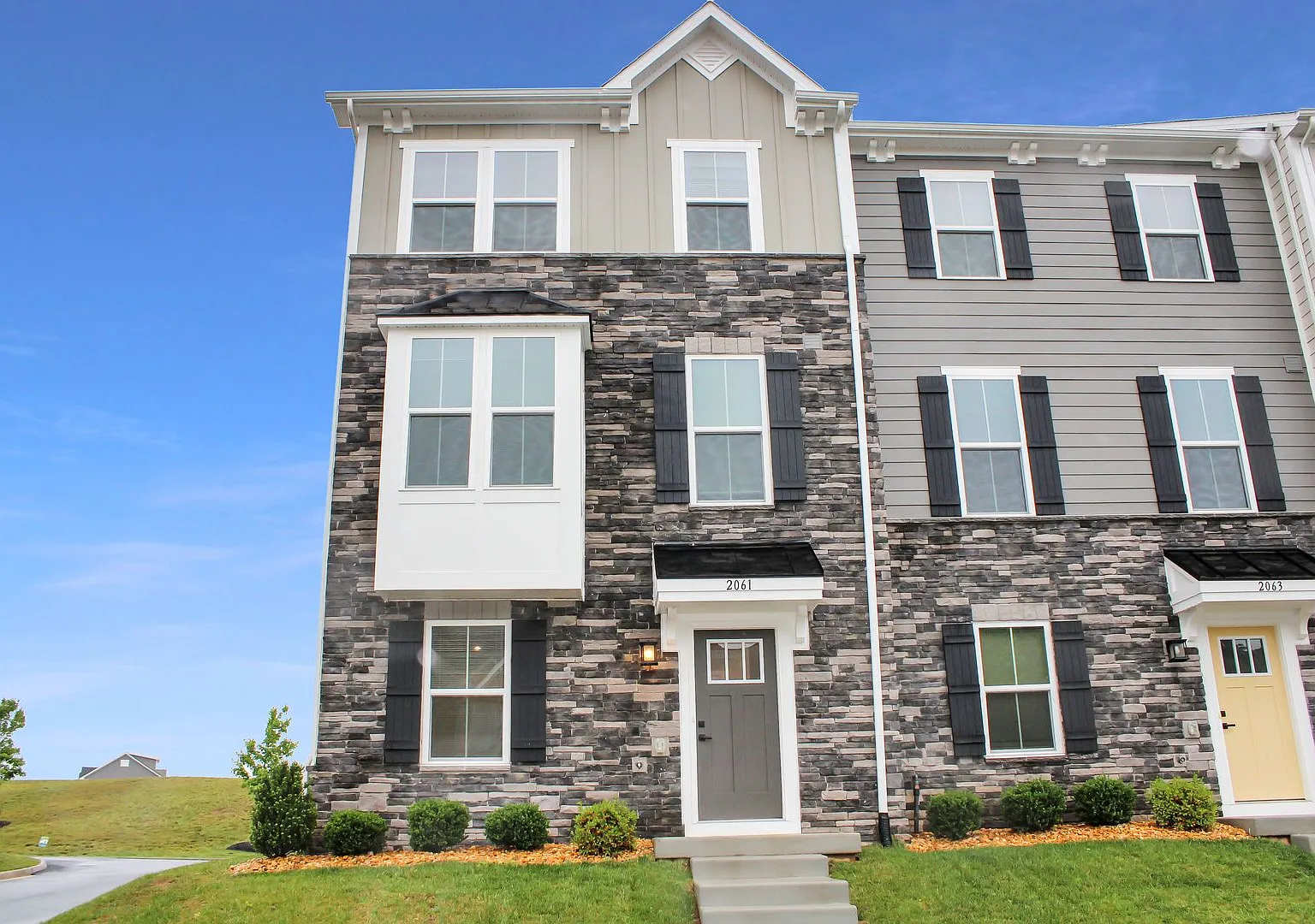 End-unit Townhouse with mountain views — Photo 2